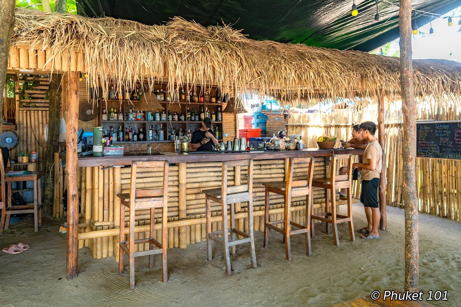Smigo's: the bamboo bar under its thatched roof