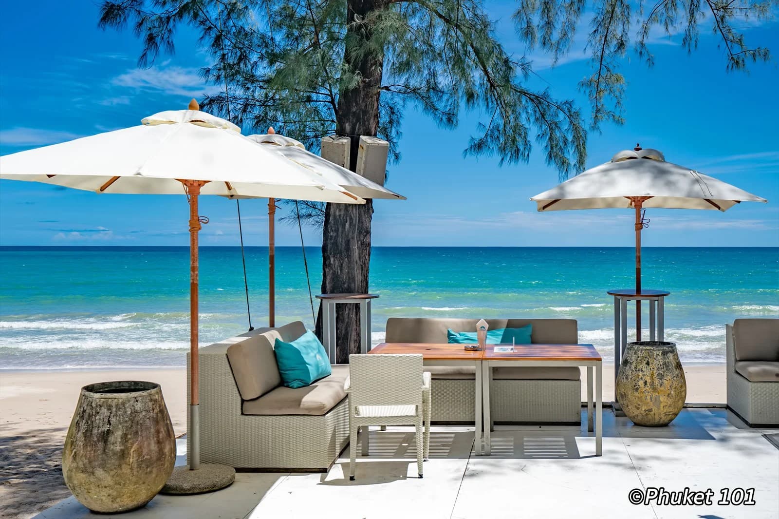 Catch Beach Club: white parasols and sofas on the sand