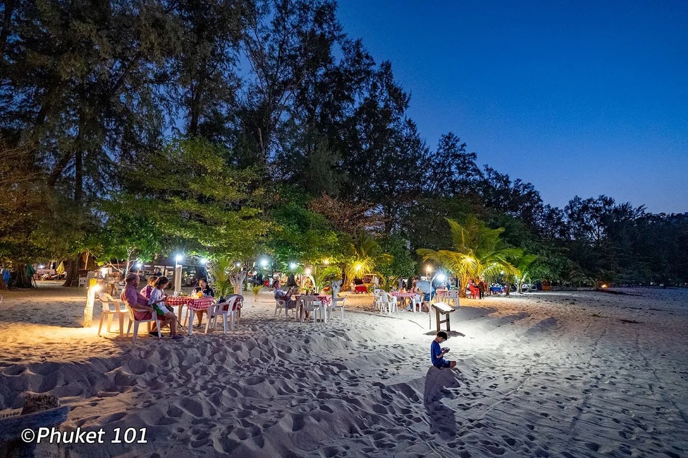 beach restaurants in the evening