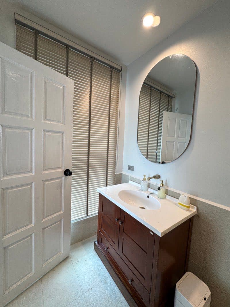 Bedroom 2 bathroom