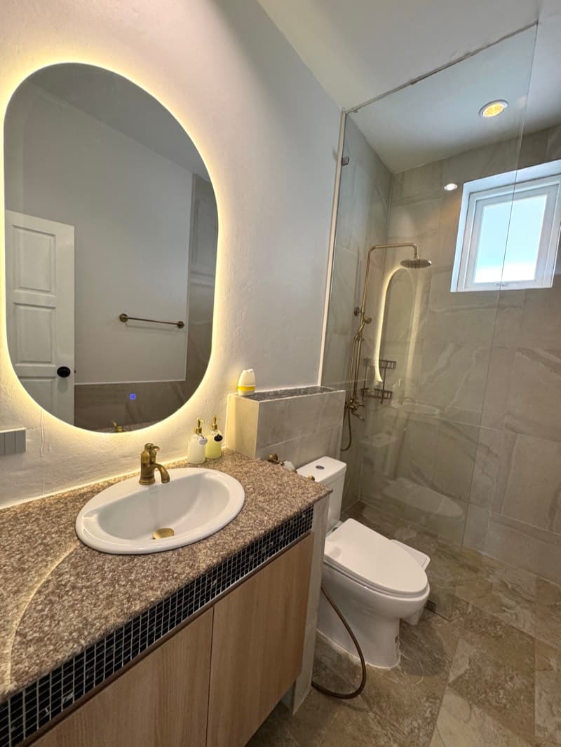 Bedroom 1 — master bathroom
